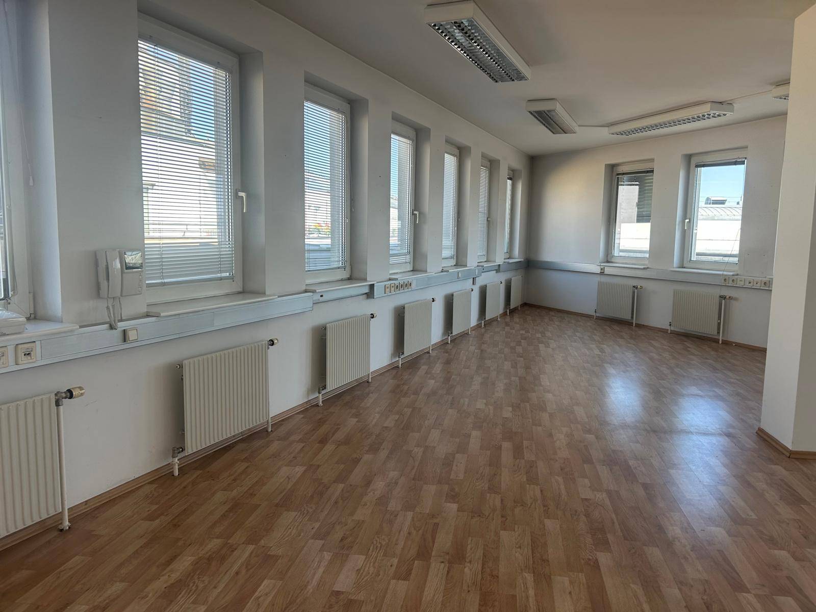 Büro 1.5.jpeg