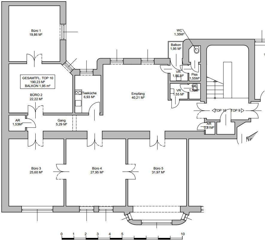 Grundrissplan einer Büroetage mit mehreren Büros, Empfangsbereich, Teeküche und Balkon.