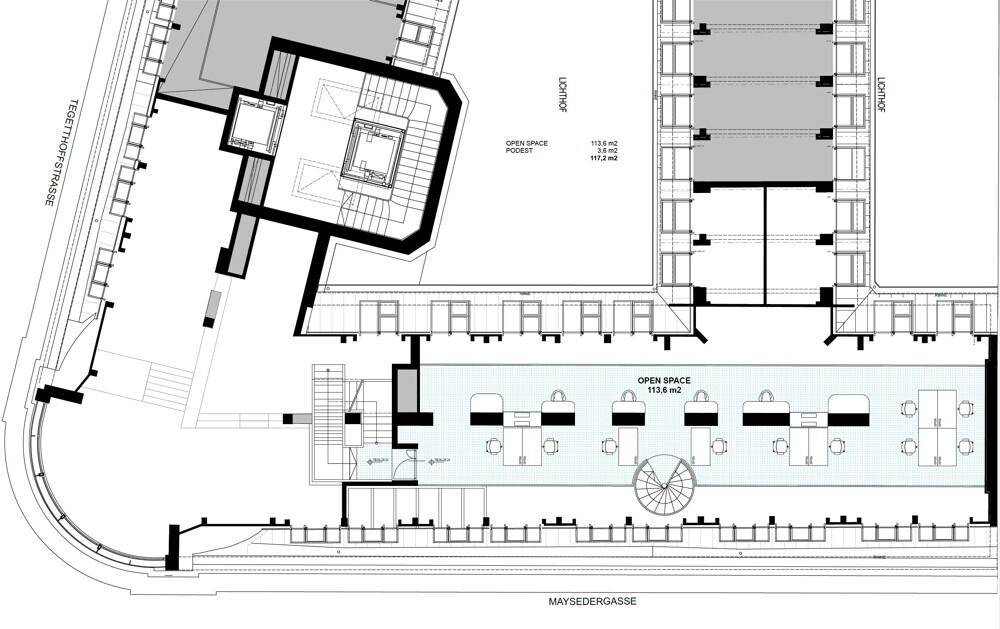 Grundrissplan zeigt einen offenen Bürobereich mit Wendeltreppe und Aufzug.