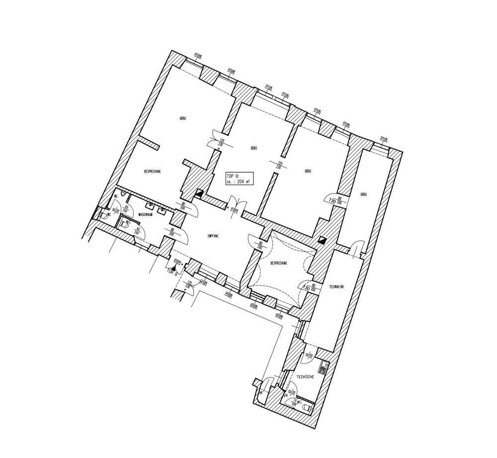 Grundriss einer Wohnung mit mehreren Zimmern, einer Teeküche und einem Balkon.