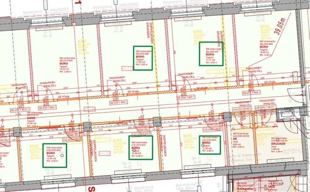 Detaillierter Grundriss mit mehreren Büroräumen und Gängen.
