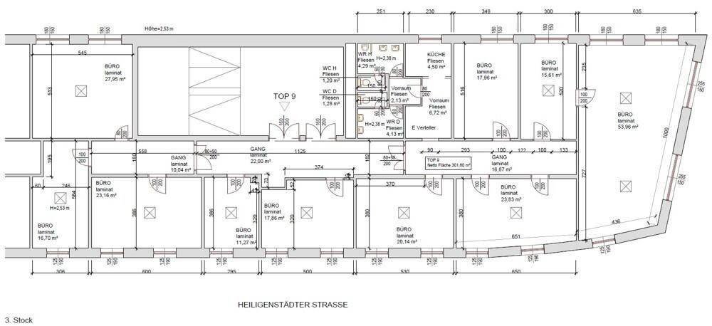 Grundriss des 3. Stocks mit Büroräumen, Küche und Sanitäranlagen, entlang einer Straße.