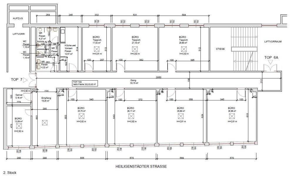 Grundriss des 2. Stocks mit Büros, Küche, Sanitäranlagen und Aufzugzugang.