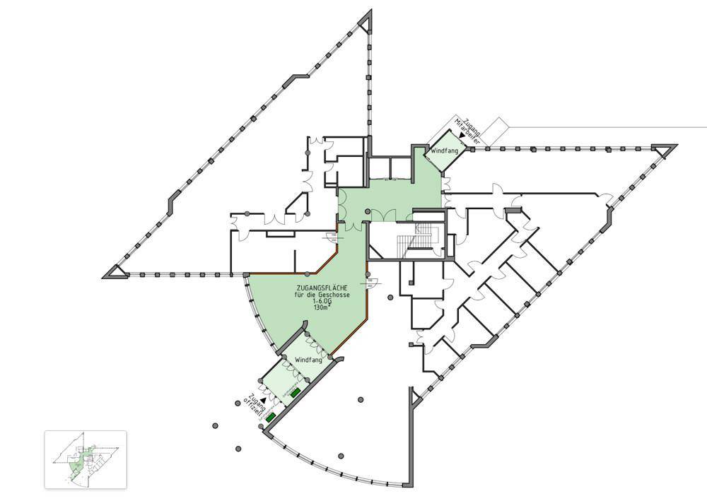 Grundriss eines Bürogebäudes mit dreieckigen Flügeln und zentralem Erschließungskern, inklusive Windfängen.