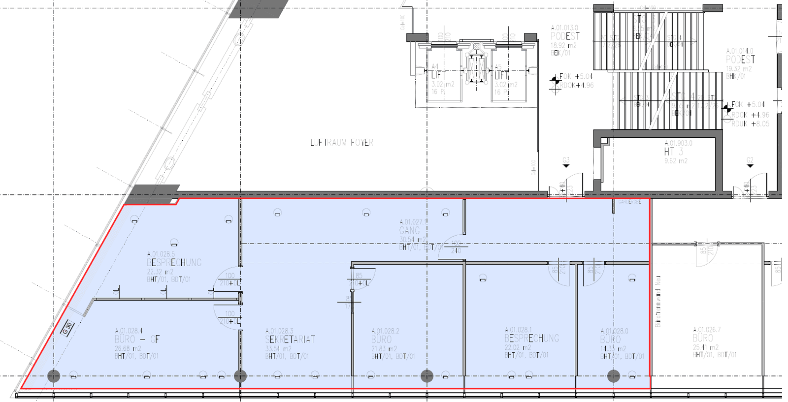 Grundrissplan eines Bürogeschosses mit verschiedenen Büroräumen und einem Liftbereich.