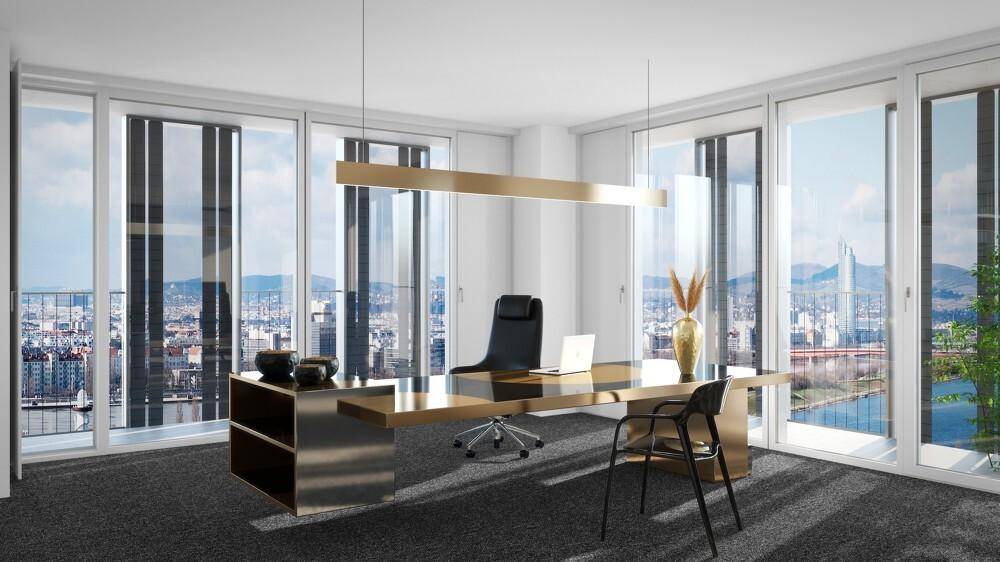 Exklusives Chefbüro mit elegantem Schreibtisch und raumhohen Fenstern, die einen Panoramablick auf die Stadt bieten.