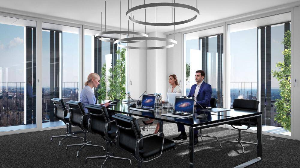 Moderner Konferenzraum mit großem Glastisch und bequemen Stühlen, bietet einen beeindruckenden Stadtblick.