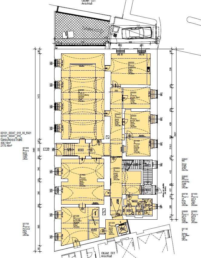 Detaillierter Grundriss des Erdgeschosses mit mehreren Büroeinheiten und einem Außenbereich.