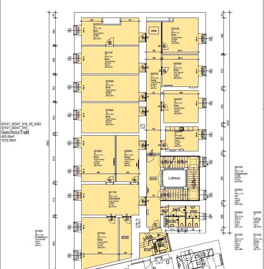 Grundriss eines Obergeschosses mit zahlreichen Büroräumen und einem zentralen Treppenhaus.