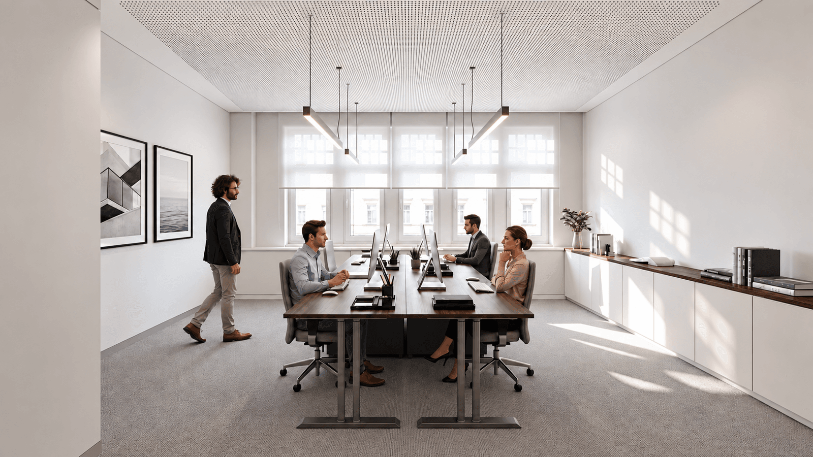 Offener Bürobereich mit modernen Schreibtischen, ergonomischen Stühlen und viel Tageslicht durch große Fenster.