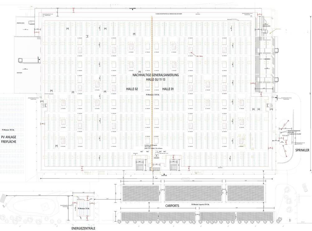Detaillierter Grundrissplan einer Industriehalle mit Photovoltaikanlage und Carports.
