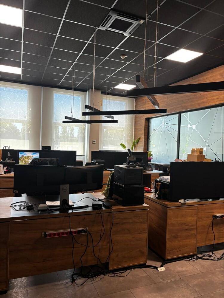 Heller Großraumbüro mit zahlreichen Arbeitsplätzen, modernen Monitoren und einer angenehmen Arbeitsatmosphäre.
