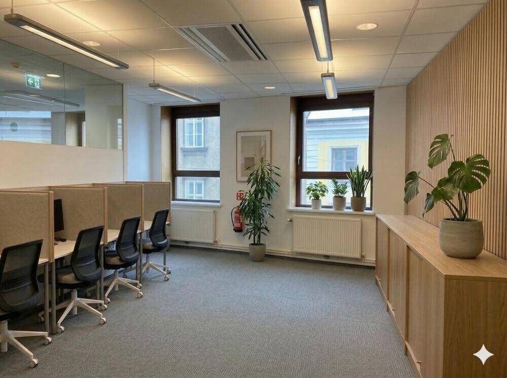 Geräumiger Bürobereich mit mehreren Arbeitsplätzen, Holzvertäfelung und großen Fenstern.