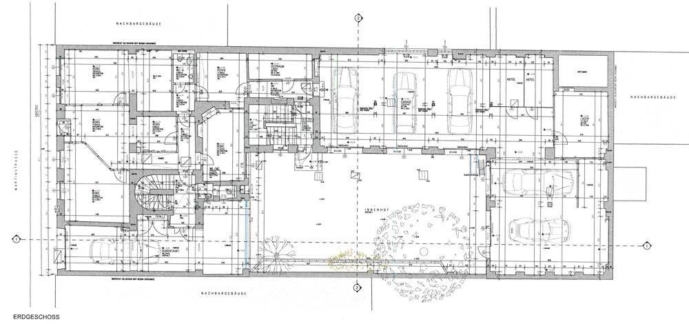 Grundriss des Erdgeschosses mit mehreren Räumen, Treppenhaus und integrierten Garagen.