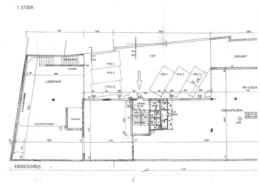 Grundrissplan des Erdgeschosses mit Lagerraum, Hof, Parkplätzen und Eingangsbereich.