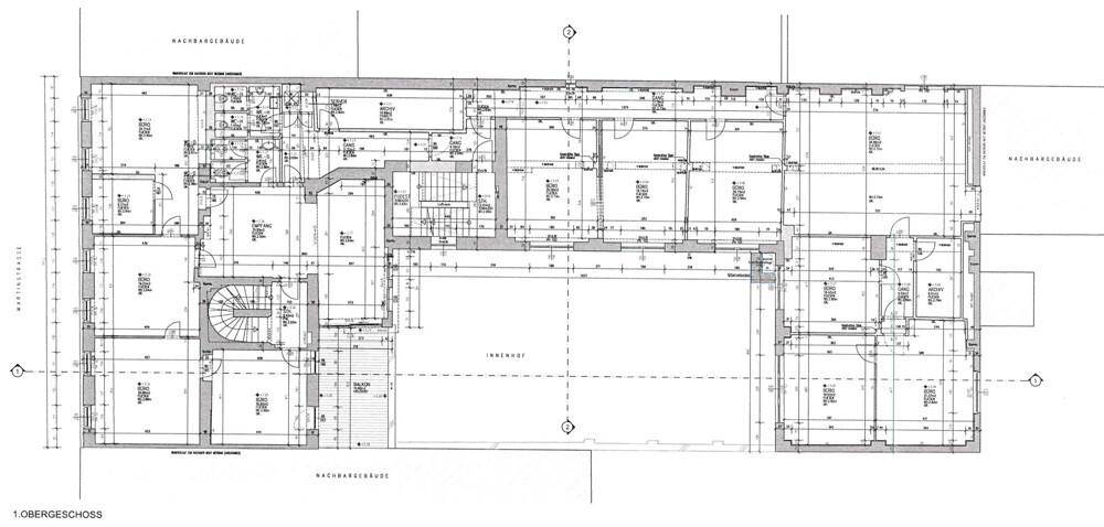 Grundriss des ersten Obergeschosses mit verschiedenen Räumen und einem zentralen Treppenhaus.