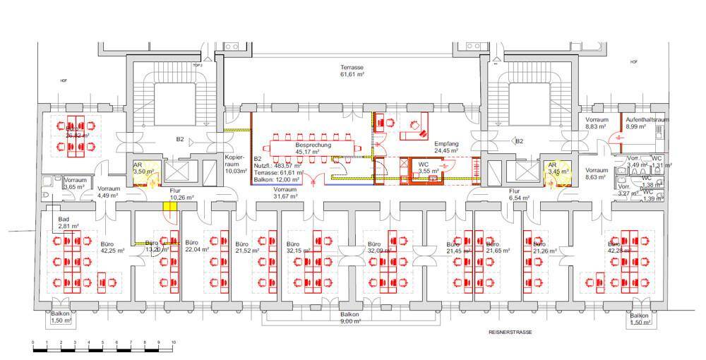 Detaillierter Grundriss einer Etage mit mehreren Büroräumen, Empfangsbereich und Terrassen.