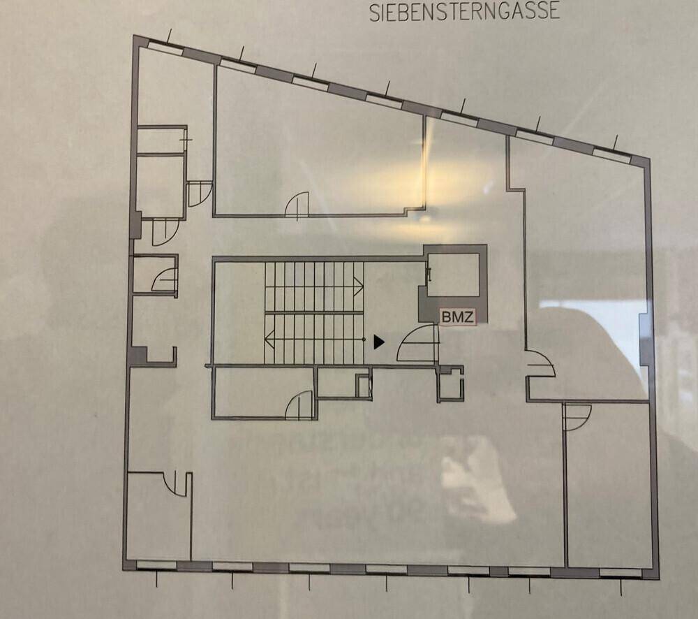 Übersichtlicher Grundriss eines Stockwerks mit Treppenhaus und Aufzug.