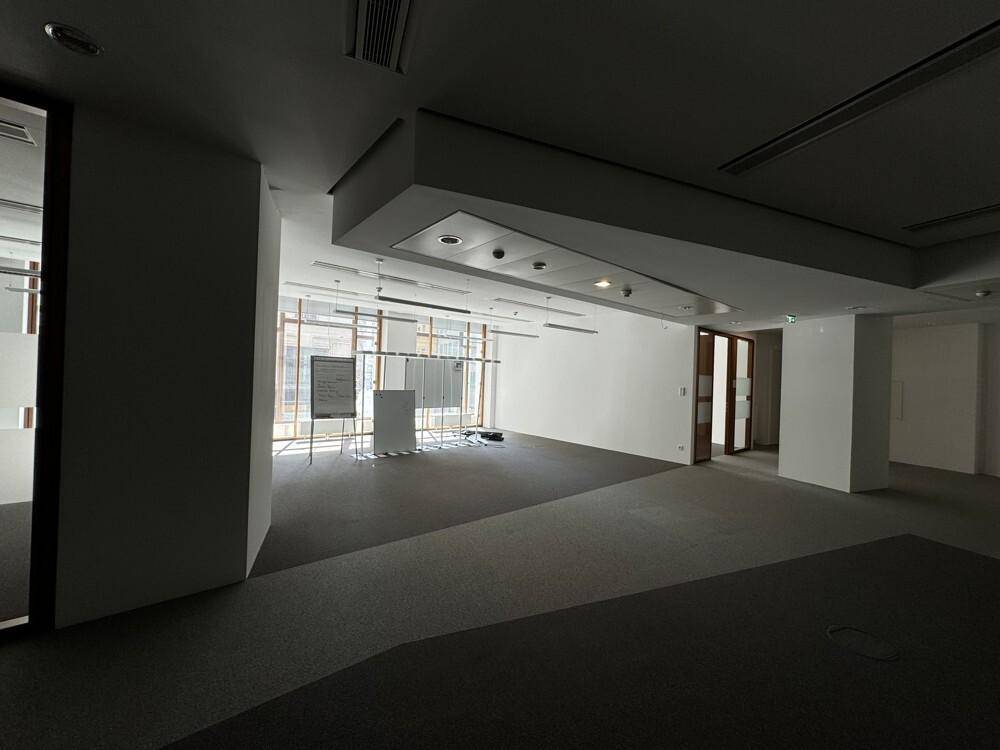 Großer Konferenzraum mit Teppichboden, mobilen Whiteboards und indirekter Beleuchtung.