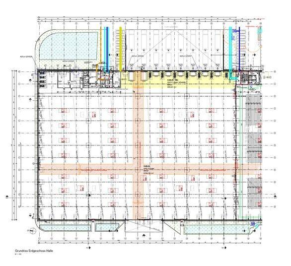 Grundriss des Erdgeschosses einer großen Halle mit Lagerflächen und Laderampen.