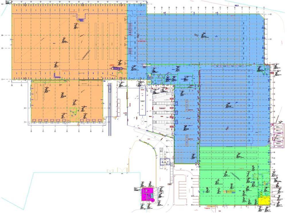 Übersichtsplan des Gebäudekomplexes mit verschiedenen farblich markierten Funktionsbereichen und Parkplätzen.