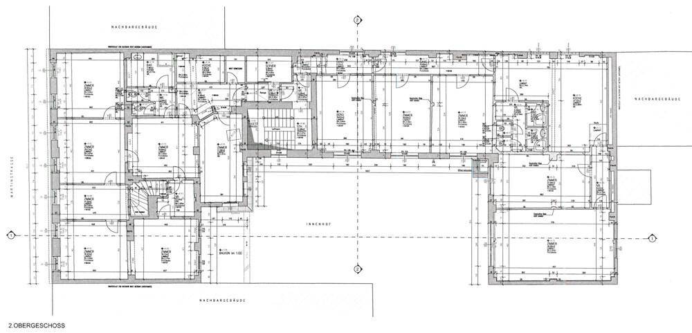 Grundriss des zweiten Obergeschosses mit mehreren Wohneinheiten und einem gemeinsamen Treppenhaus.