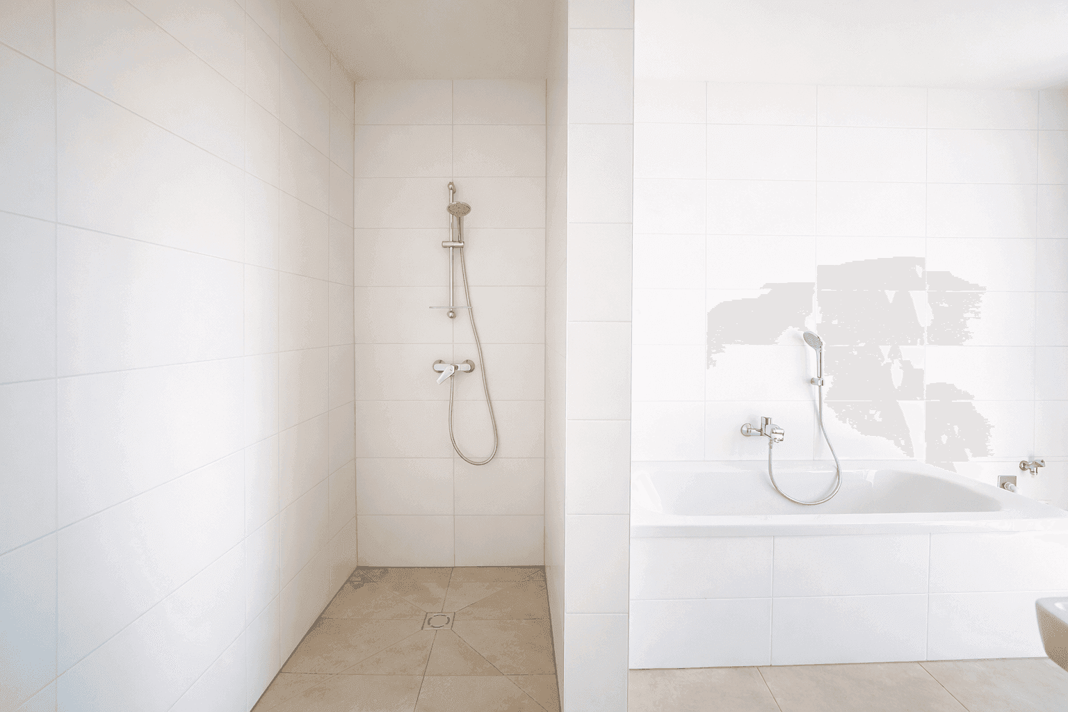 Modernes Badezimmer mit weiß gefliesten Wänden, Badewanne und Duschbereich.