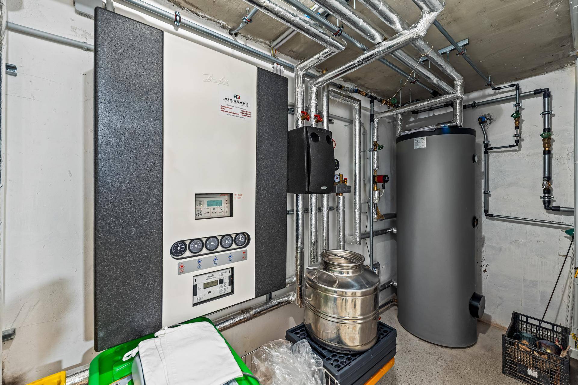 Technikraum mit moderner Heizungsanlage und Warmwasserspeicher.
