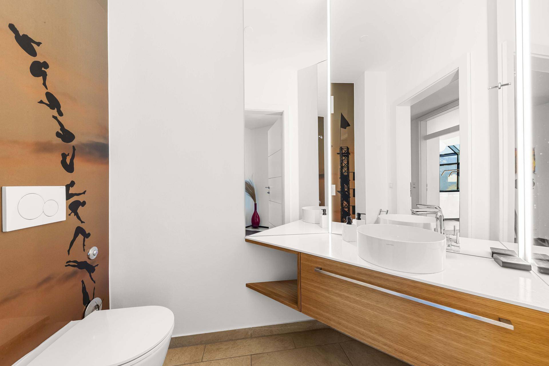 Helles Badezimmer mit modernem Waschtisch, Einzelwaschbecken und Wand-WC.