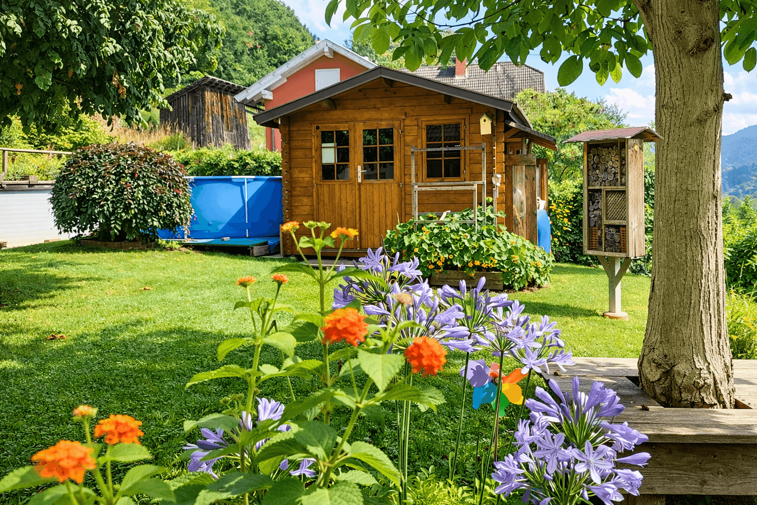 Gepflegter Garten mit Holzschuppen, kleinem Pool und bunten Blumenbeeten.
