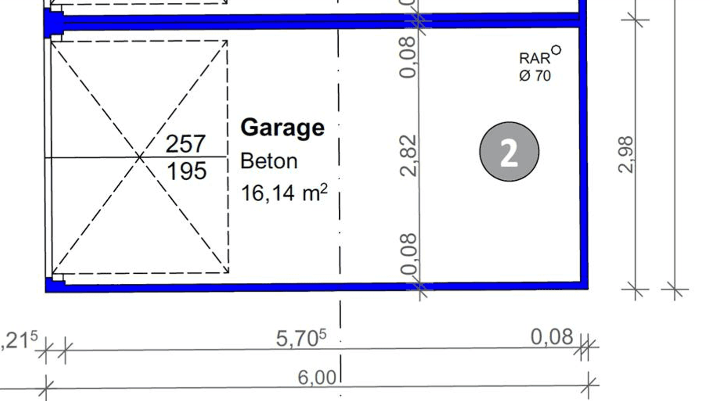 Grundriss einer Garage aus Beton mit angegebenen Maßen und einem Entwässerungspunkt.