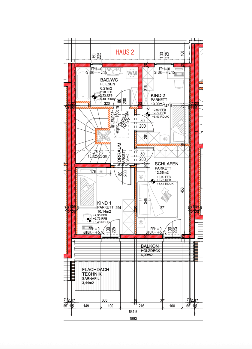 Grundriss des Obergeschosses von Haus 2 mit drei Schlafzimmern, Bad und Balkon.