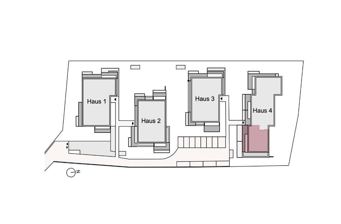 Übersichtsplan der vier Gebäude des Wohnkomplexes mit Parkplätzen und Zufahrtswegen.