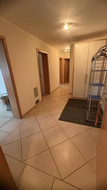 Geräumiger Flur mit Fliesenboden und praktischem Stauraum, verbindet die Wohnbereiche.