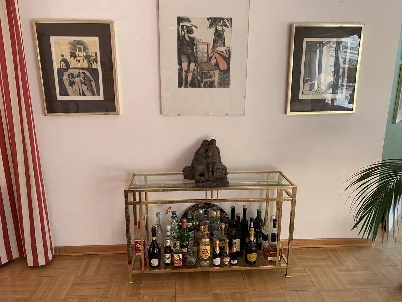 Detailansicht eines Barbereichs mit Glasregal und verschiedenen Getränken.