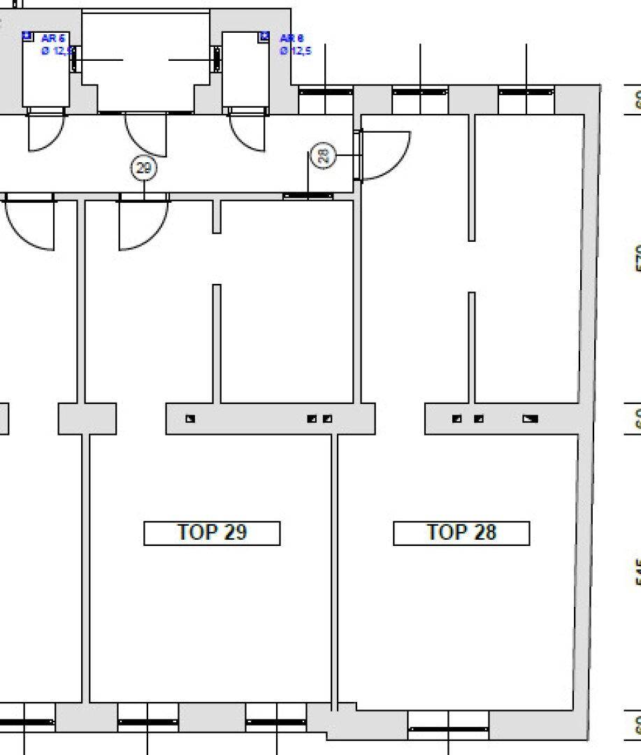 Grundrissplan zeigt die Aufteilung von zwei Wohneinheiten mit Fenstern.