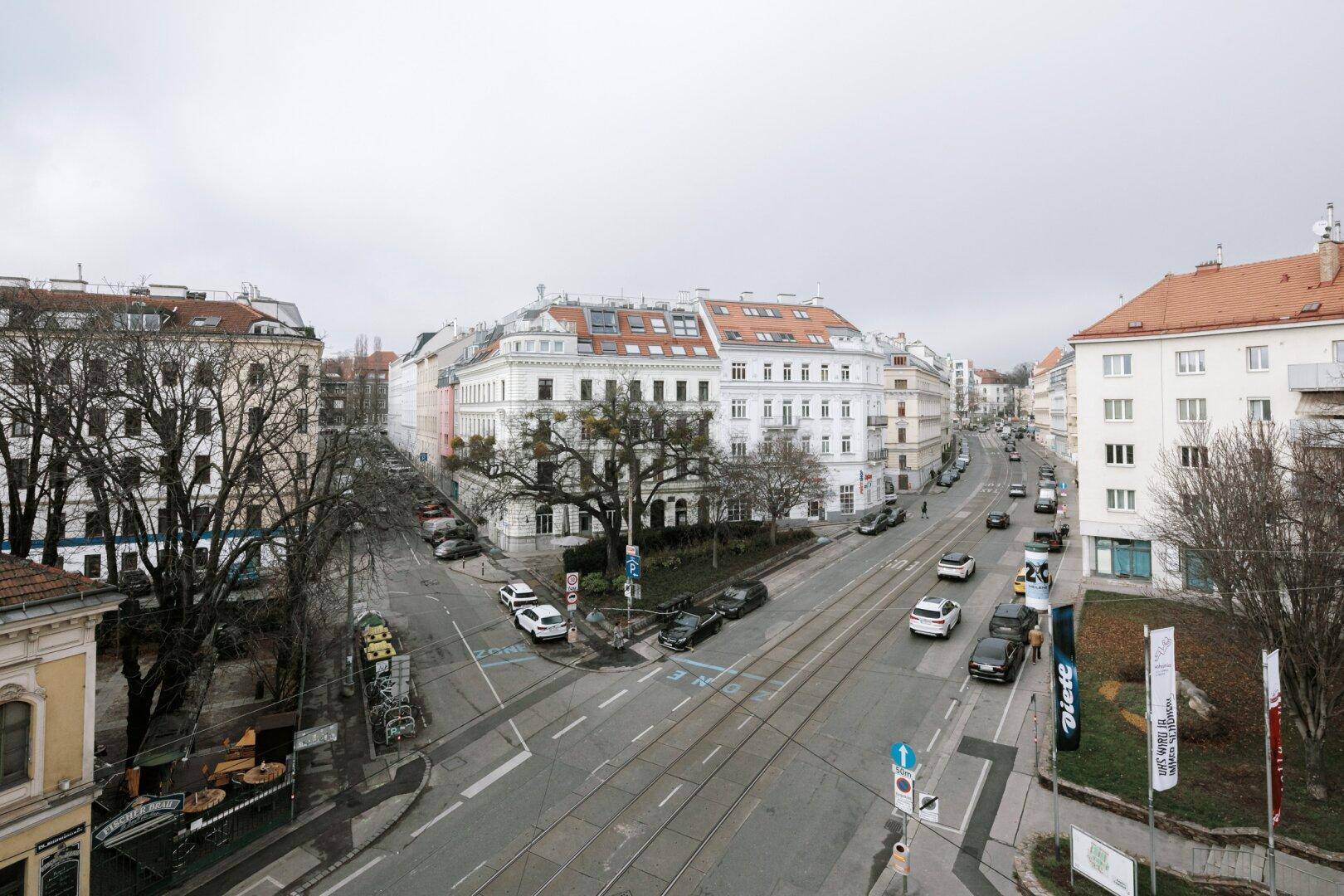 Sanierungsbedürftiges 4 Zimmer Altbau-Juwel mit Balkon in sehr guter zenraler Lage von Döbling! – další