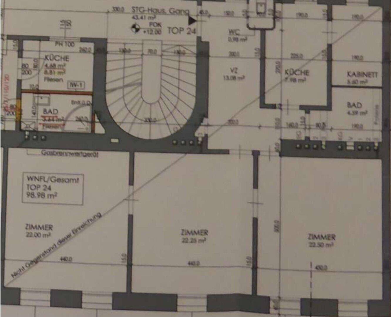 Grundriss einer Wohnung mit drei Zimmern, zwei Bädern und separater Küche.