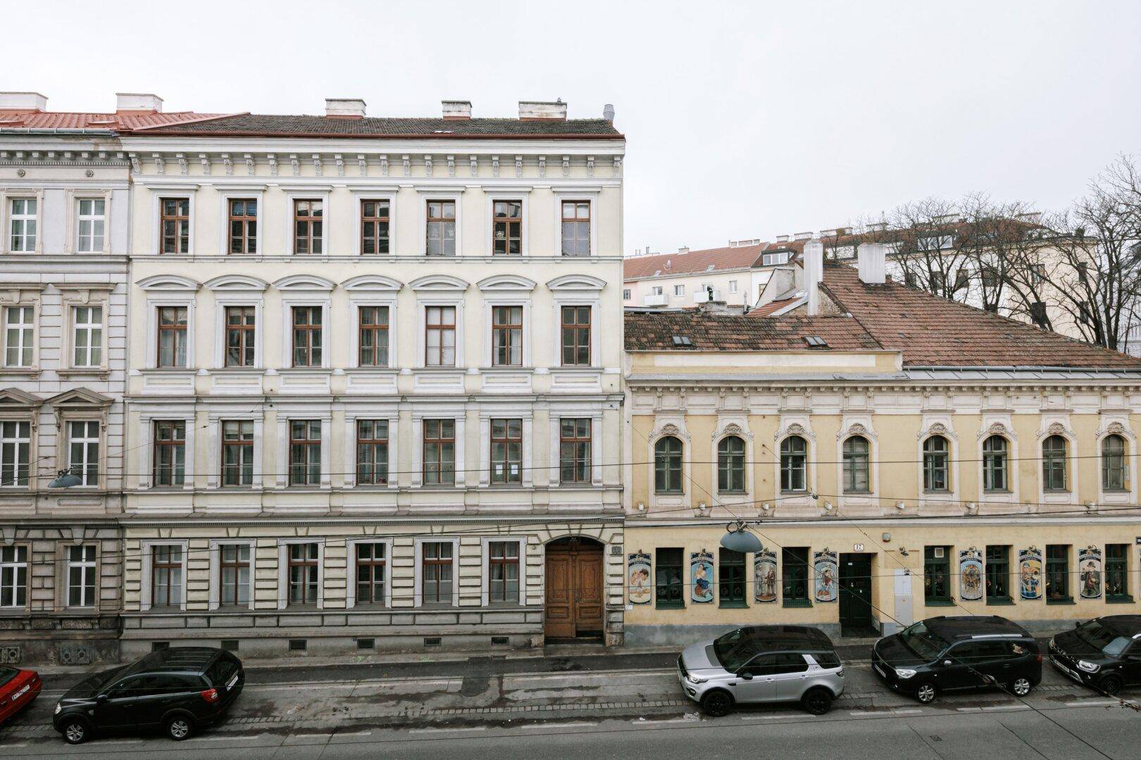 Historische Gebäudefronten entlang einer Straße, die den Altbaucharakter der Umgebung zeigen.