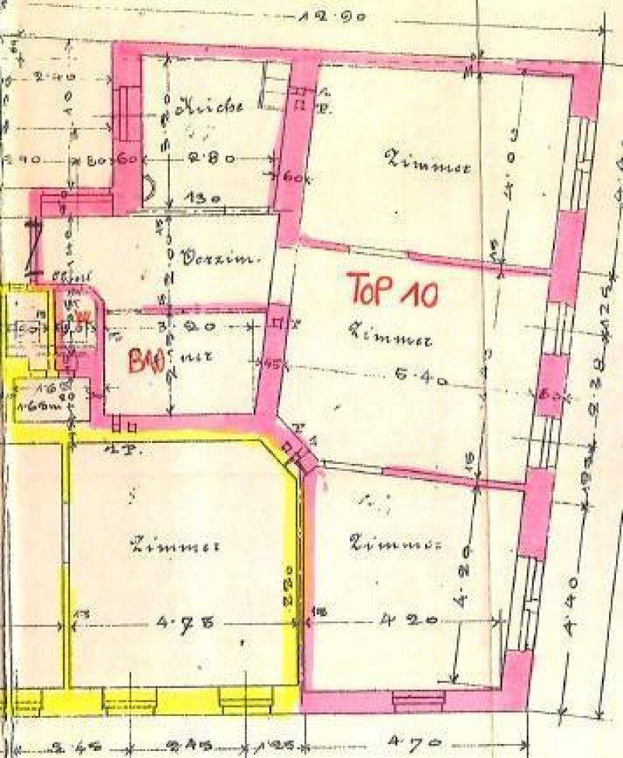 Handgezeichneter Grundriss einer Wohnung mit mehreren Zimmern, Bad und Küche.