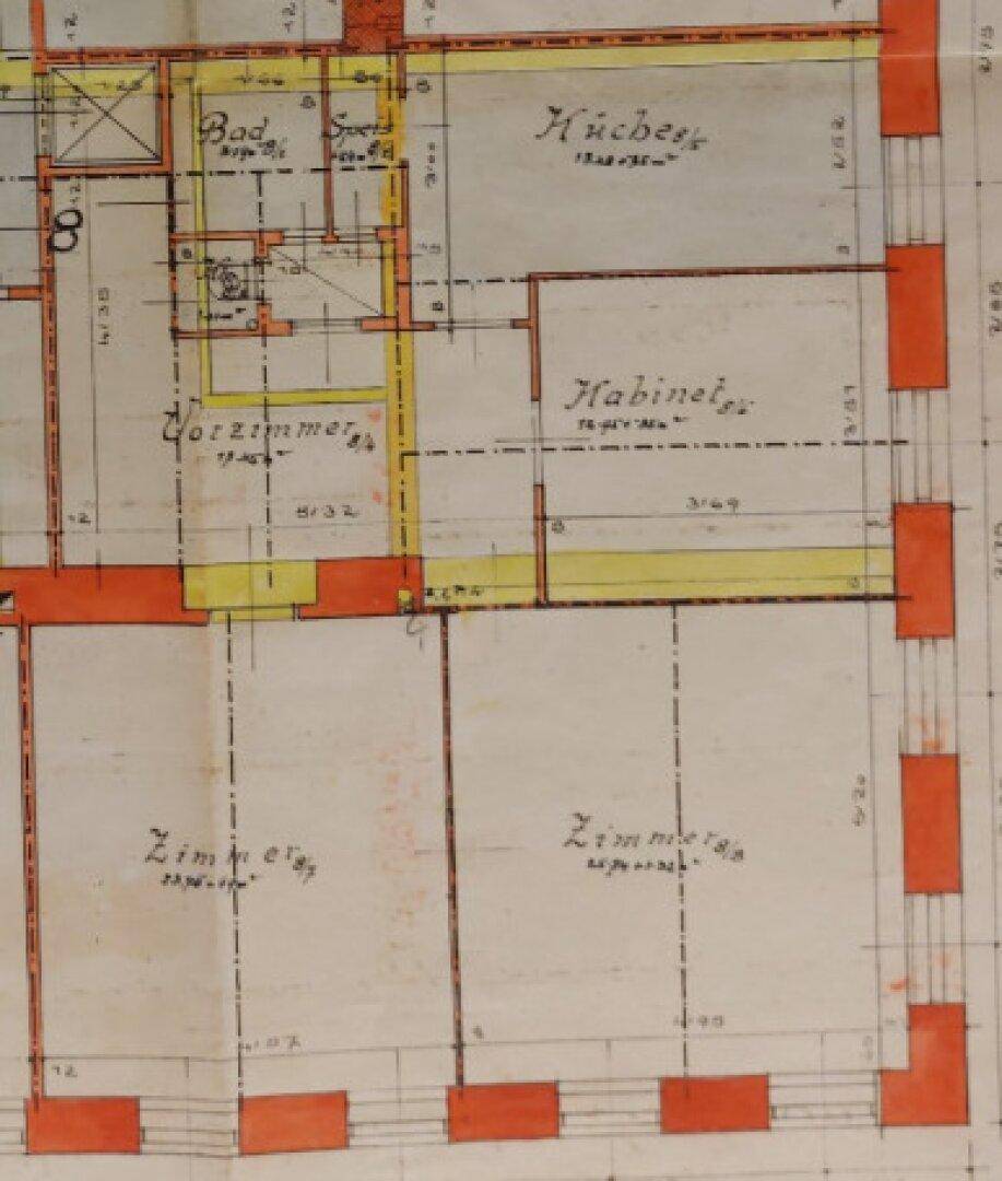 Historischer Grundriss mit Zimmern, Bad und Vorzimmer, teilweise farblich markiert.