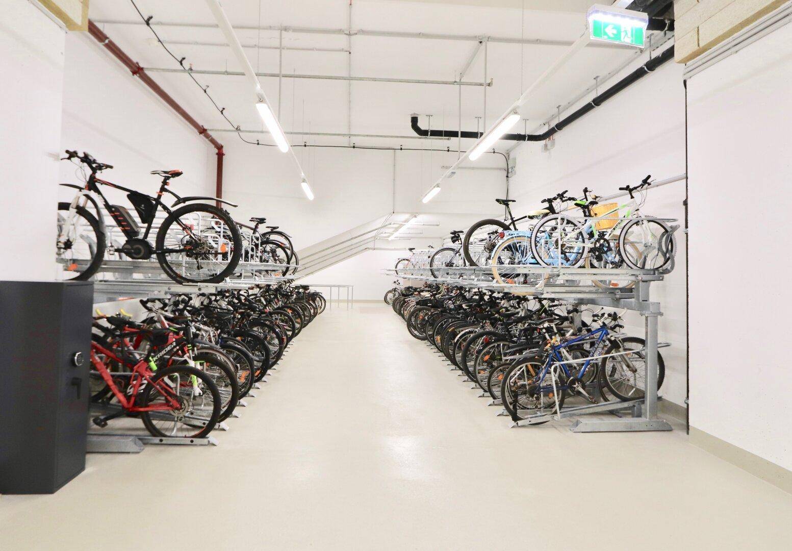 Geräumiger Fahrradraum mit praktischen Abstellmöglichkeiten für zahlreiche Fahrräder.