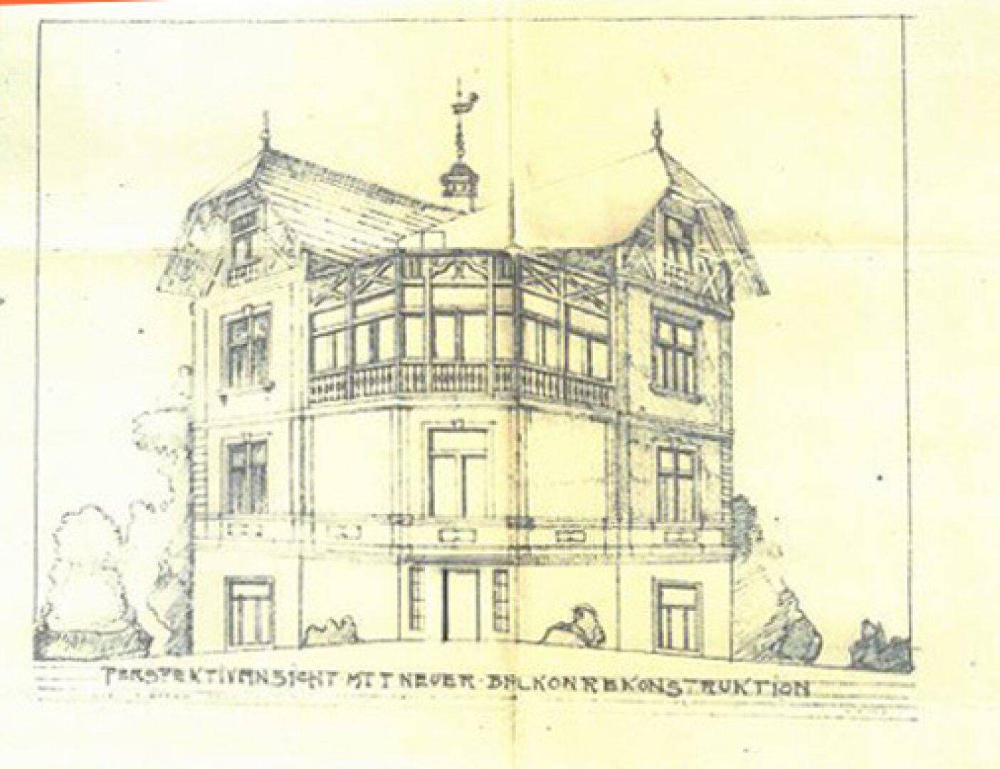 Perspektivische Ansicht einer historischen Gebäudefassade mit neu rekonstruiertem Balkon.