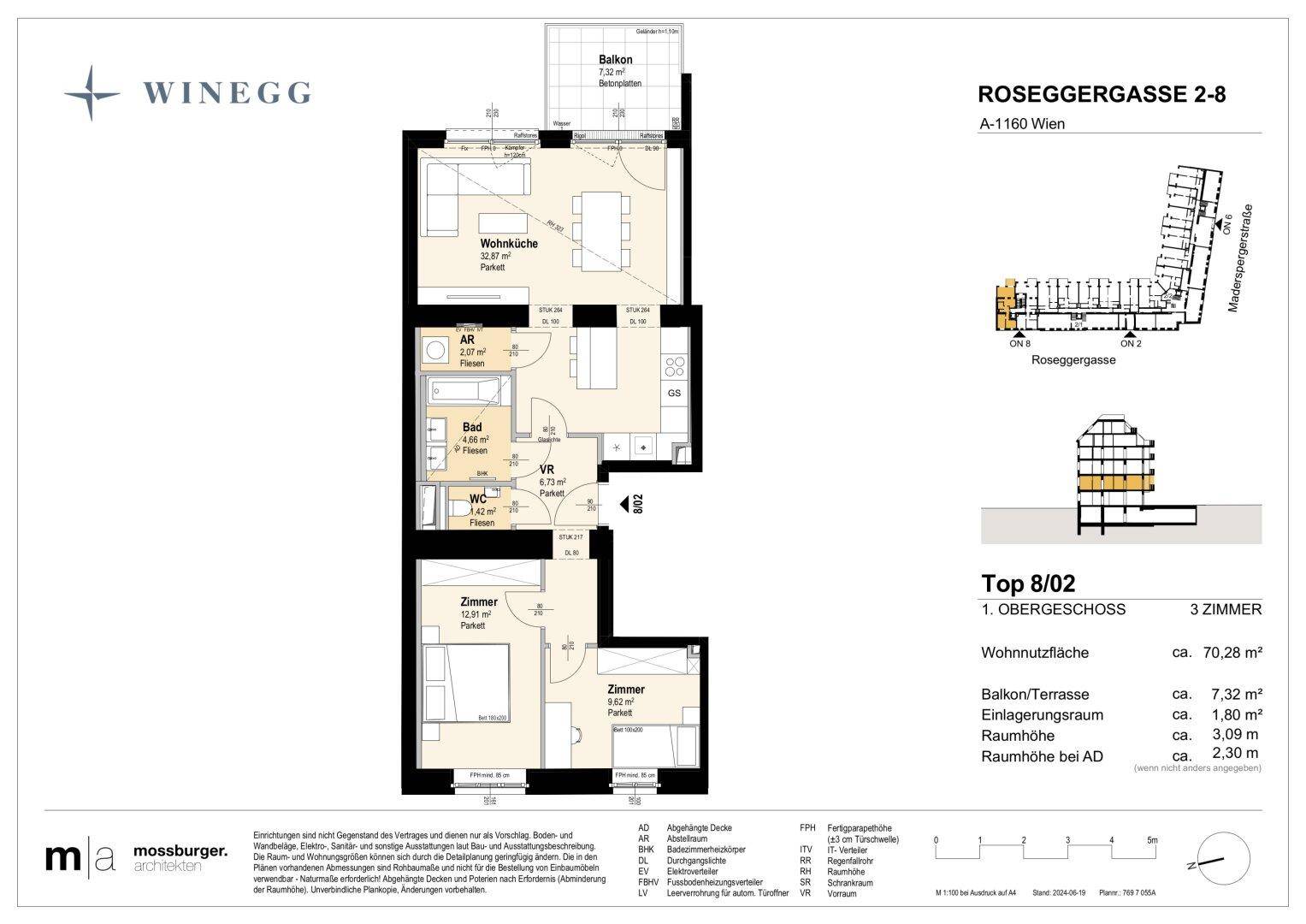 Grundriss der Wohnung Top 8/02 mit drei Zimmern, offener Wohnküche und Balkon.
