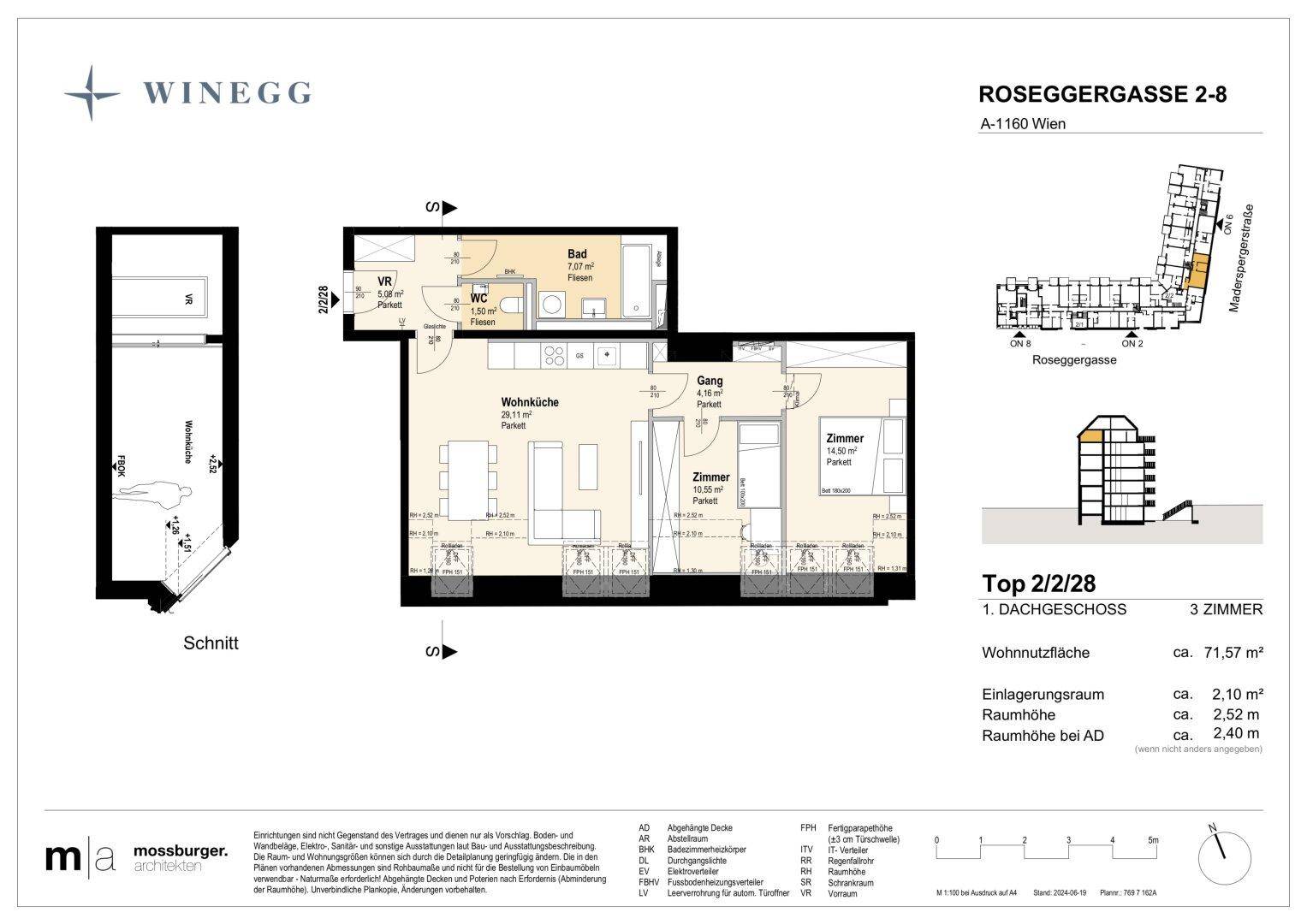 Detaillierter Grundriss einer Dachgeschosswohnung mit offener Wohnküche, zwei Schlafzimmern und Balkonzugang.