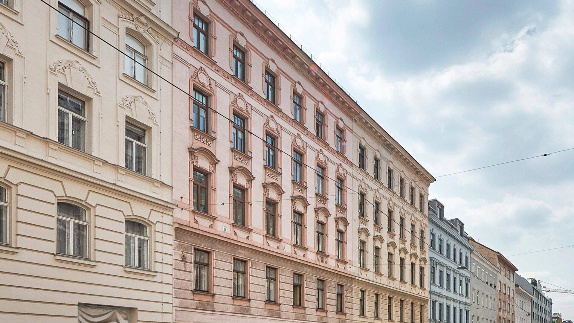 Reihe historischer Altbauten entlang einer Stadtstraße mit klassischer Architektur.