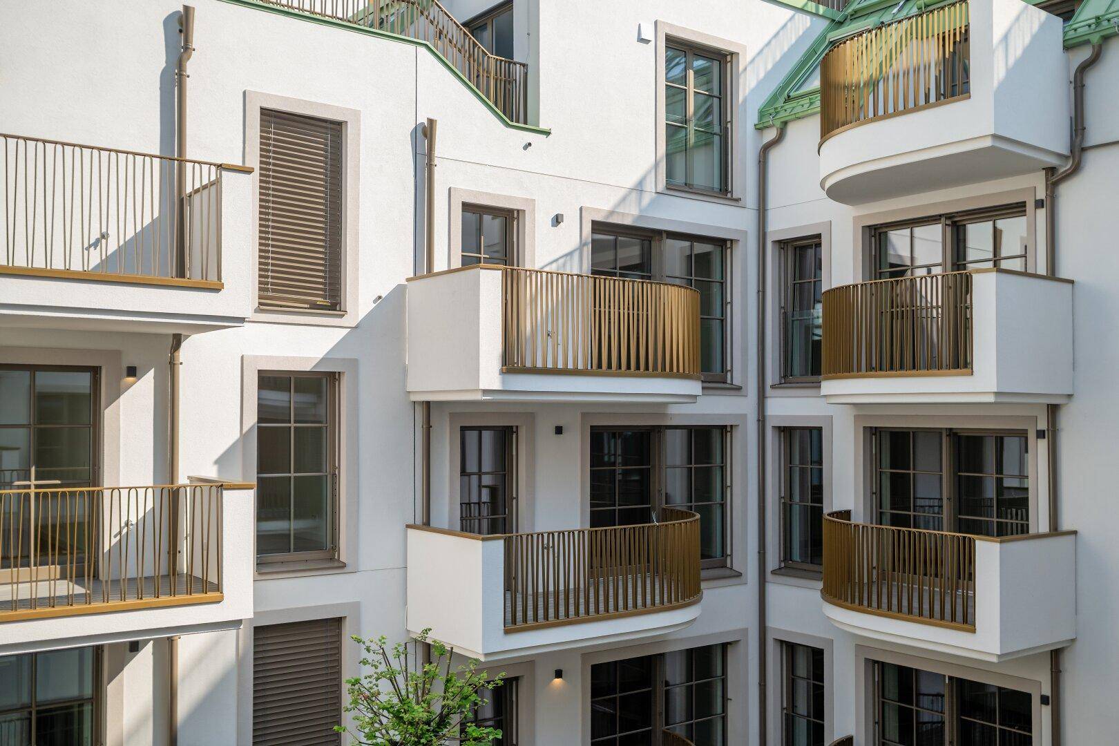 Detailansicht des Innenhofs mit modernen Balkonen und eleganten Geländern.