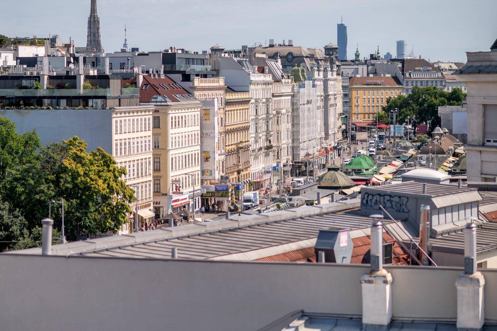 Panoramablick über die Dächer der Stadt mit historischen Gebäuden und urbaner Skyline.