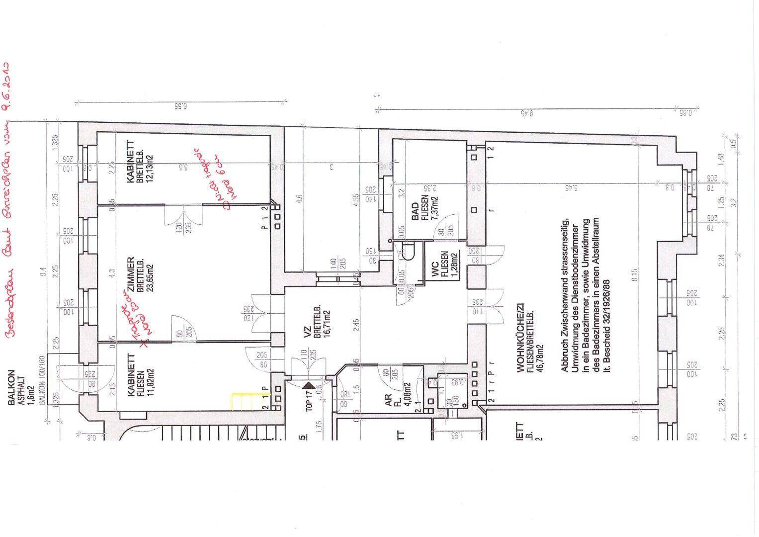 Grundriss zeigt eine Wohnung mit mehreren Zimmern, Bad und Balkon.