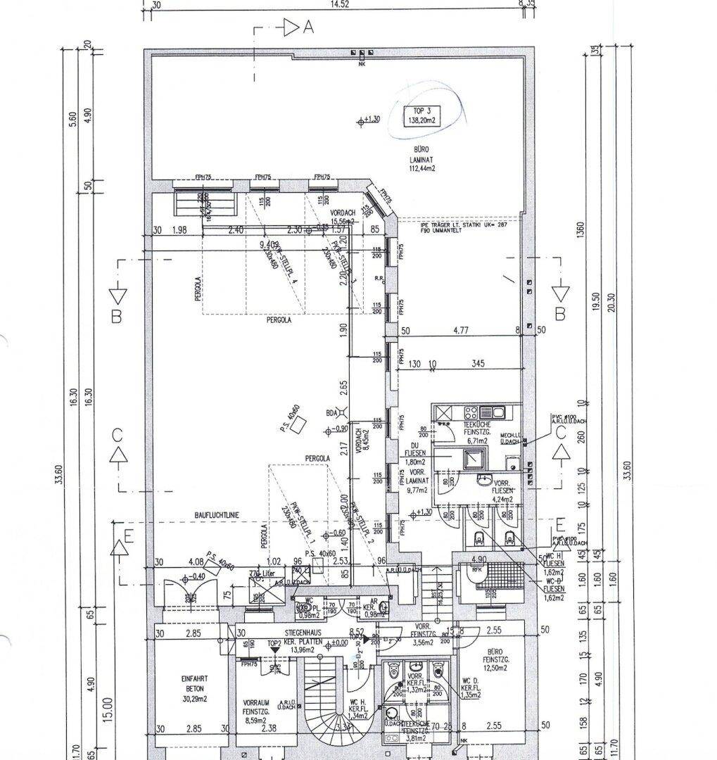 Detaillierter Grundriss einer Wohnung mit mehreren Zimmern, Balkonen und klarer Raumaufteilung.